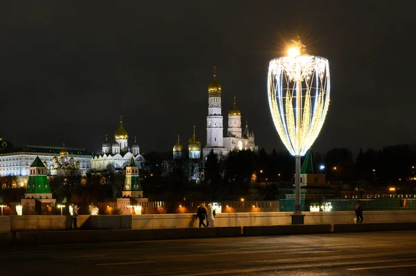 Veduta Del Cremlino Del Ponte Bolshoy Moskvoretsky Con Decorazioni Capodanno — Foto Stock