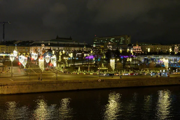 2020年1月10日 俄罗斯联邦莫斯科Moskvoretskaya堤岸Moskvoretskaya街和Zaryadye公园的新年和圣诞装饰 — 图库照片