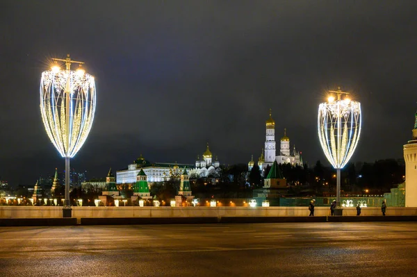 Zicht Het Kremlin Bolsjoj Moskvoretski Brug Met Nieuwjaars Kerstversiering Moskou — Stockfoto