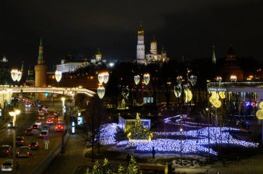 Kremlin ve Moskvoretskaya seti manzarası, Zaryadye parkı Yeni Yıl ve Noel süslemeleri, Moskova, Rusya Federasyonu, 10 Ocak 2020