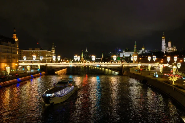 Вид Москву Реку Кремль Корабль Фердинанд Большой Поворотный Мост Новогодними — стоковое фото