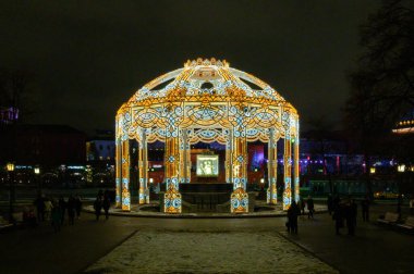 Devrim Meydanı, Moskova, Rusya Federasyonu 'ndaki Vitali Çeşmesi üzerinde 10 Ocak 2020' de aydınlatılmış.