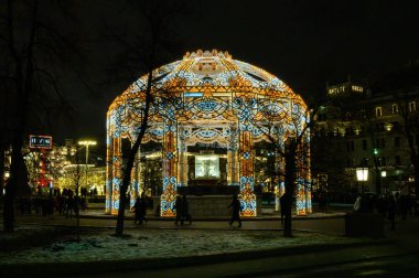 Devrim Meydanı, Moskova, Rusya Federasyonu 'ndaki Vitali Çeşmesi üzerinde 10 Ocak 2020' de aydınlatılmış.