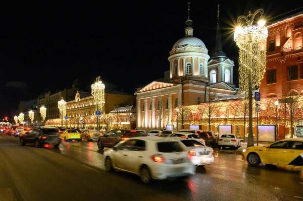 2020年1月11日 俄罗斯联邦莫斯科维亚兹附近的圣约翰福音派教堂 新广场上的新年和圣诞装饰 — 图库照片