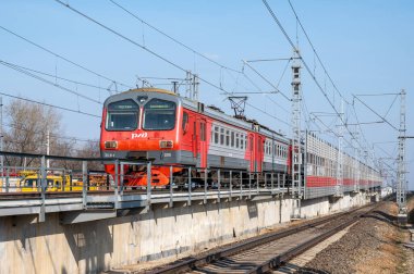DC elektrik birimleri ED4M-0311 trenini Moskova, Reutov, Moskova, Rusya Federasyonu, 28 Mart 2020 'de Reutovo tren istasyonunda 2B hattında kullanıyor.