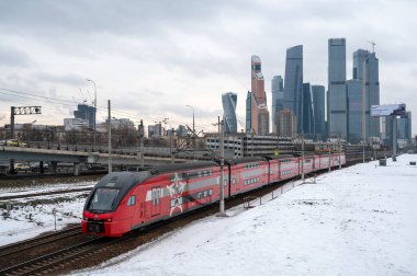 DC elektrikli birimler treni ESh2-007 Moskova-Yolcu-Smolenskaya 'yı takip ediyor - Moskova Demiryolunun Fili uzantısı, Moskova, Rusya Federasyonu, 16 Şubat 2020