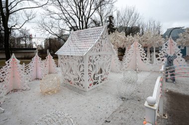 Sokolniki Park, Moskova, Rusya Federasyonu 'ndaki Gezegen Geçidi' nde Noel ve Yeni Yıl dekorasyonları, 08 Mart 2020