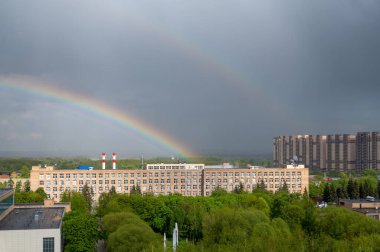 Fırtınadan sonra çift gökkuşağı, doğu manzaralı, Reutov, Moskova bölgesi, Rusya Federasyonu, 16 Mayıs 2020
