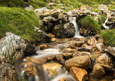 Renkli İrlandalı dağ dere Croagh Patrick