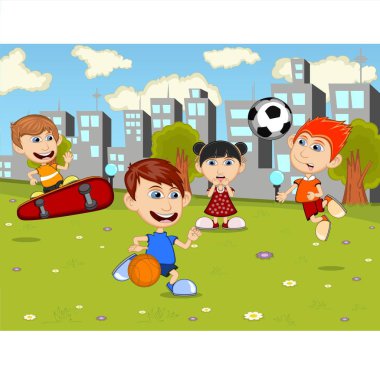 Parktaki çizgi film resimlerinde oynayan çocuklar