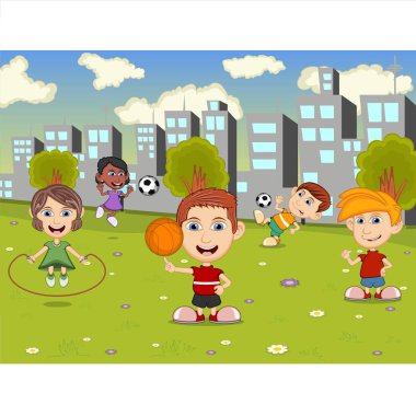 Parktaki çizgi film resimlerinde oynayan çocuklar