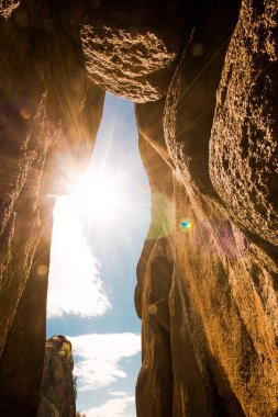kayanın içindeki yarık