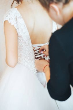 Gelin elbise geri düğmeleri