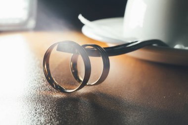 Alyans, bir fincan kahve