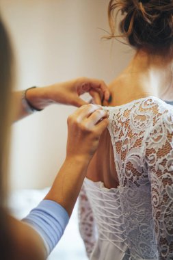 Gelin elbise geri düğmeleri