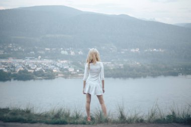 Arkası mesafe içine arayan bir kız