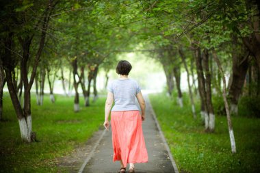 Sokaktan bir kadın yürüyor