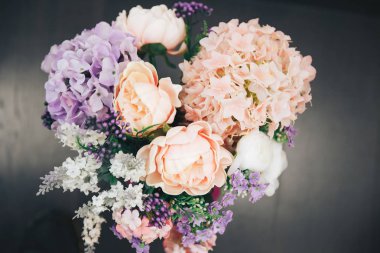 Düğün buketi gri arka plan üzerinde