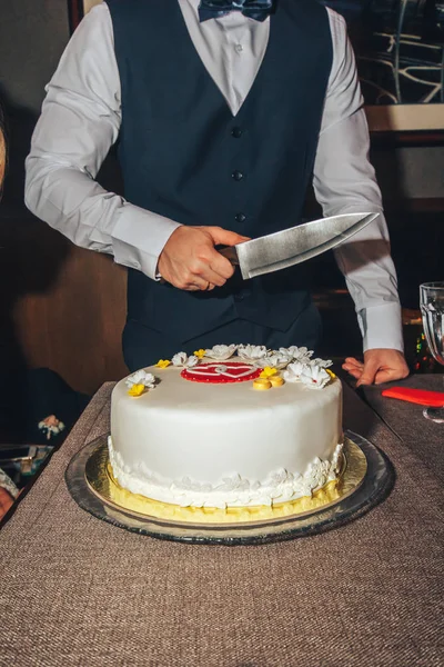 wedding cake, the groom with the knife