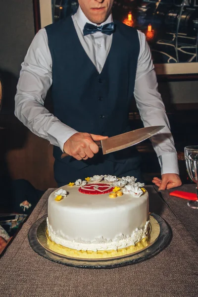 wedding cake, the groom with the knife