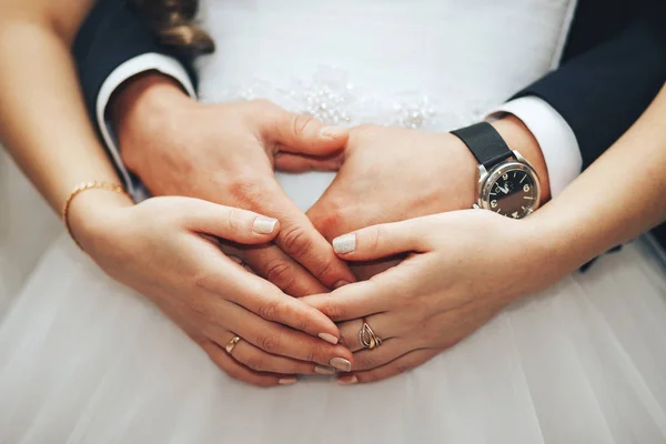 Vőlegény Átfogja Menyasszony Kezét Esküvői Jegygyűrűk — Stock Fotó