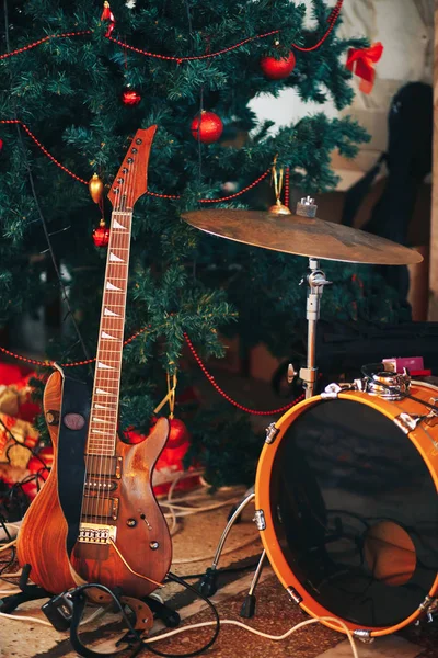 gitar ve davul Noel ağacının altında