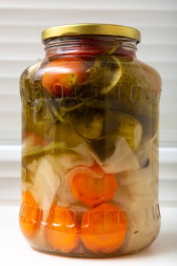 Beyaz arka planda cam kavanozlarda ev yapımı yemekler. Turşulu organik gıda.