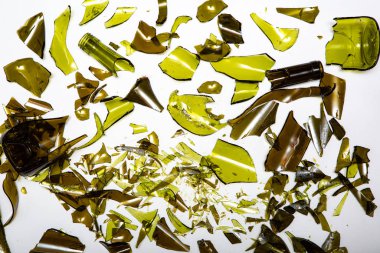 Kırık cam şarap şişeleri beyaz arka planda