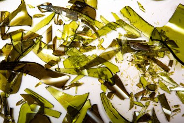 Kırık cam şarap şişeleri beyaz arka planda