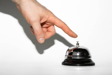 Beyaz bir arkaplanda servis zilini çalıyorum.