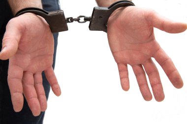 Kelepçeli eller beyaz bir arkaplanda izole edilmiş.