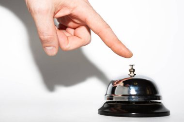 Beyaz bir arkaplanda servis zilini çalıyorum.