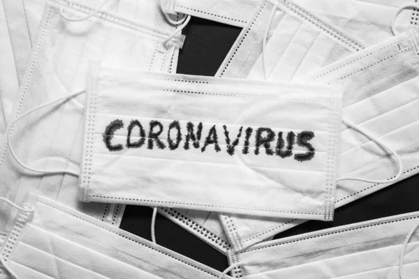 Coronavirus Pandemiği Kavramı Üzerinde Covid Yazılı Tıbbi Tek Kullanımlık Yüz — Stok fotoğraf