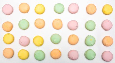  Beyaz arka planda renkli tatlı zephyr şekerlemeleri. Hava şekerlemeleri. Şekerlemeci.