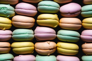 Koyu arkaplanda renkli tatlı zephyr şekerlemeleri. Hava şekerlemeleri. Şekerlemeci.