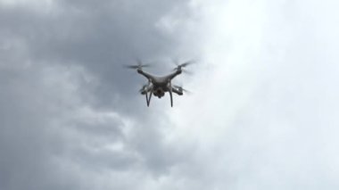 Krasnoyarsk, Rusya-Mayıs 4, 2020: İHA kuadkopter dji Phantom 4 artı dijital kamera