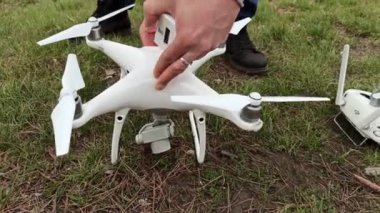 Krasnoyarsk, Rusya-Mayıs 4, 2020: İHA kuadkopter dji Phantom 4 artı dijital kamera. Aküyü kuadkopterin yerine yerleştiriyorum..