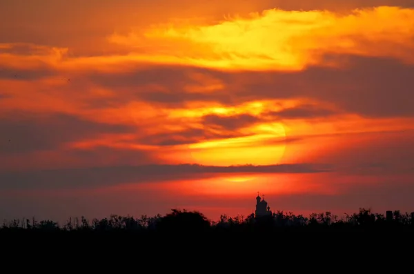 Solo iglesia en la luz de la mañana temprano al amanecer . — Foto de Stock