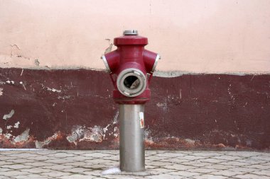 İki renkli duvar bir şehir sokak üzerinde önünde yangın musluğu