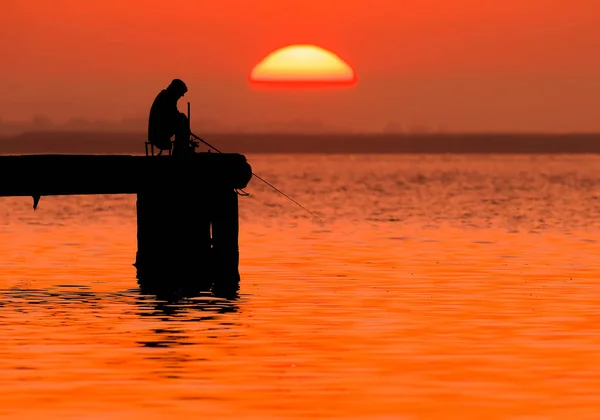 Silhouette Pêcheur Aux Rayons Soleil Levant Douce Lumière Rouge — Photo