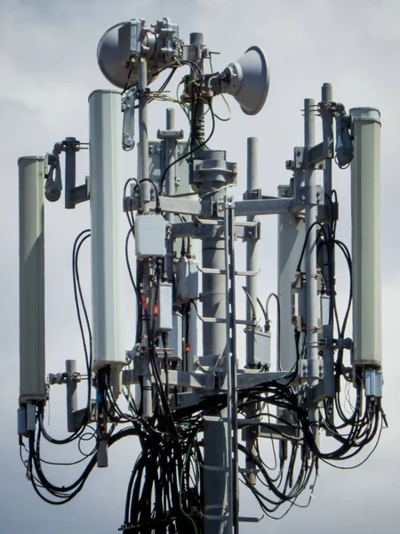 Uma antena de telefone digital — Fotografia de Stock