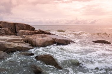 Taşlar üzerinde inişli çıkışlı dalgalar deniz