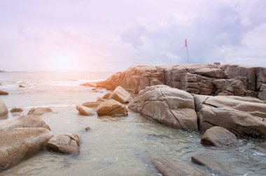 Bayrak taşları deniz kenarında rüzgarda üzerinde çırpınan
