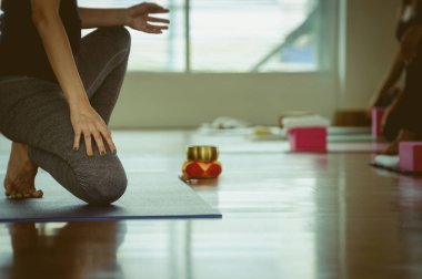 Yoga Pratik egzersiz dersi 