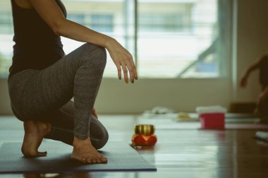 Yoga Pratik egzersiz dersi 