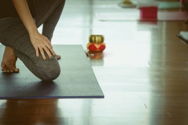 Yoga Pratik egzersiz dersi 