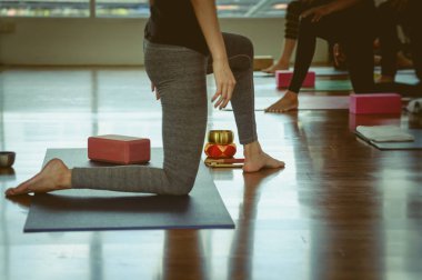 Yoga Pratik egzersiz dersi 