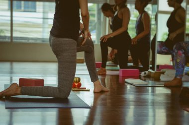 Yoga Pratik egzersiz dersi 