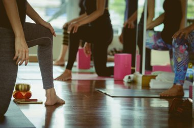 Yoga Pratik egzersiz dersi 