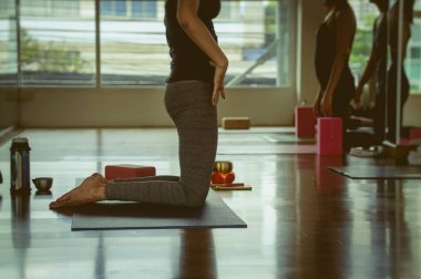 Yoga Pratik egzersiz dersi 